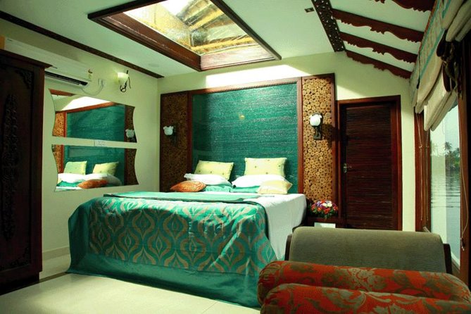 Kochi Private Tour: Overnight Alleppey Backwaters Luxury Houseboat Cruise