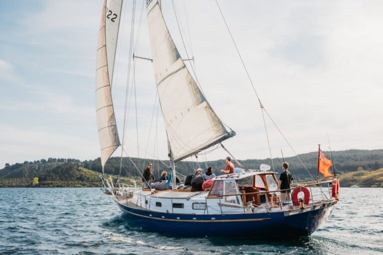 Lake Taupo: Sailing Trip to the Maori Rock Carvings