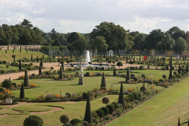 Layover Private Tour of Hampton Court Palace Fast Track Pass