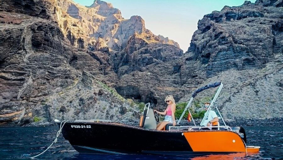 Live the Ocean Without License and Discover Los Gigantes