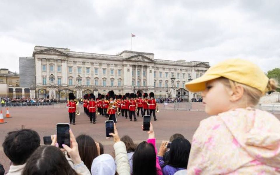 London: Guided Walking Tour With Changing of the Guard