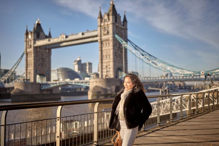 London: Private 30-Minute Photo Shoot at Tower Bridge