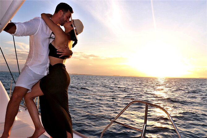 Luxury Sunset Sailing Cruise in Cancun With Light Dinner and Open Bar