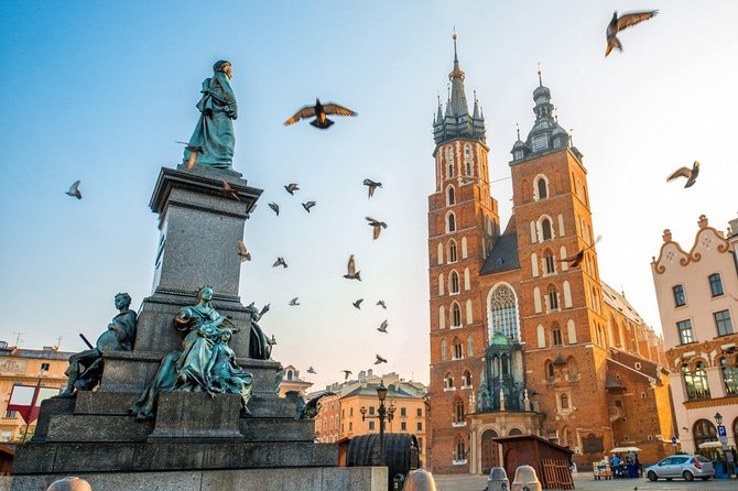 Luxury Transfer From Warsaw to Krakow With Czestochowa En Route by Private Car