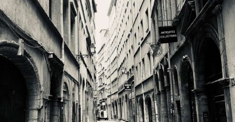 Lyon: Private Walking Tour of Lyons Traboules