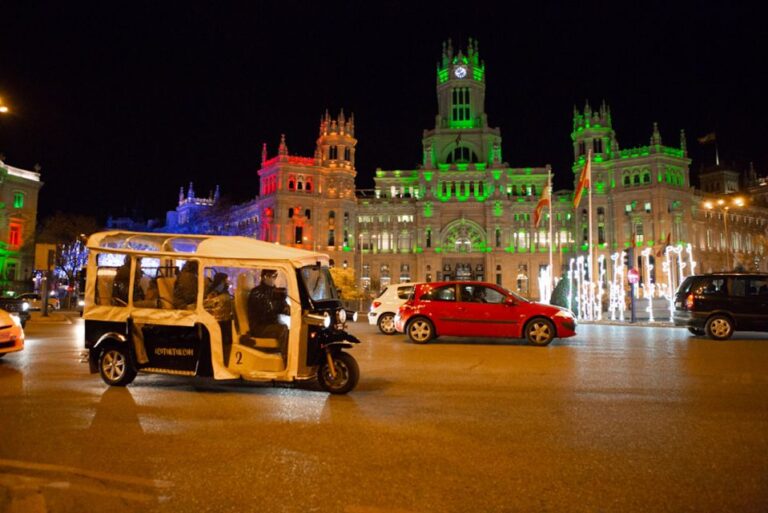 Madrid: Private Christmas Lights Tour by Eco Tuk Tuk