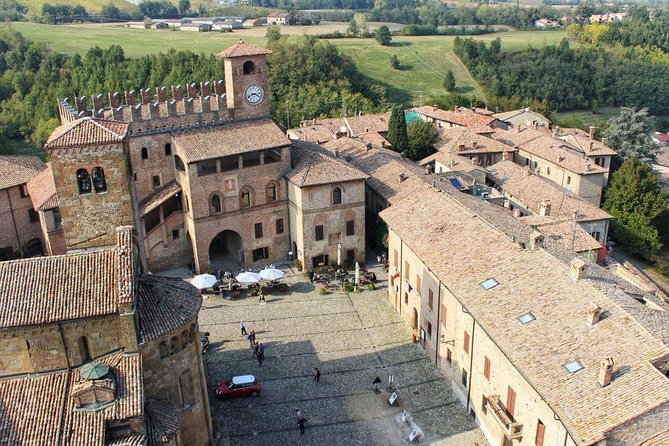 Medieval Villages Tour & Cremona Stradivaris Town, From Milan