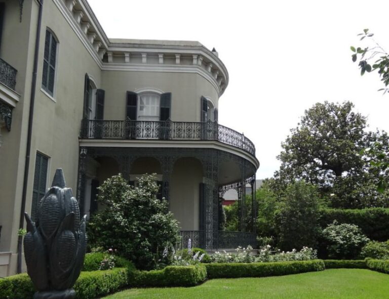 New Orleans: Tombs and Mansions of the Garden District