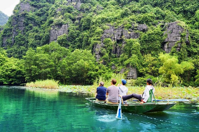 Ninh Binh Private Tour : Hoa Lu Citadel – Tam Coc Boat Trip – Bich Dong Pagoda