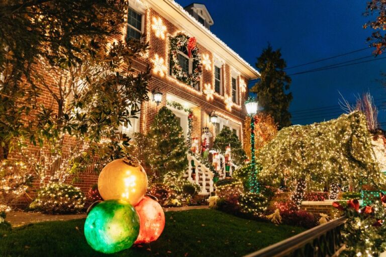 NYC: Dyker Heights Christmas Lights & Skyline View Bus Tour