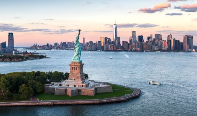 NYC: Visit Statue of Liberty & 3h Manhattan Walking Tour