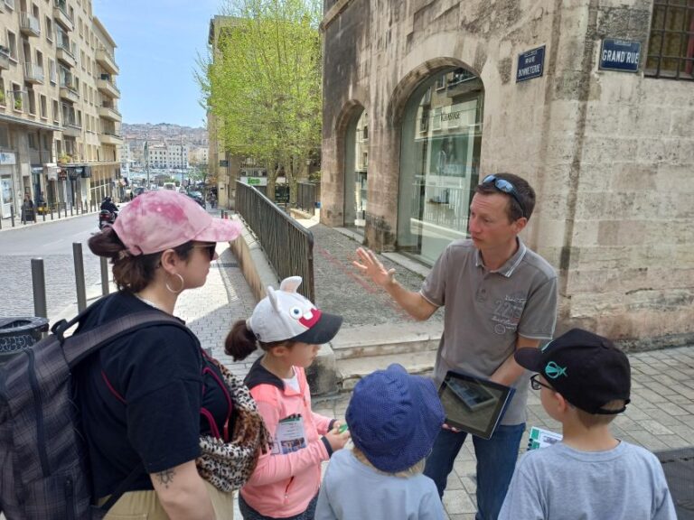 Old Marseille District Tour and Treasure Hunt