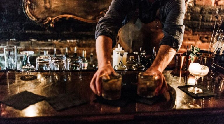 Orlando: Crawl Hidden Bars and Speakeasies Tour in Downtown