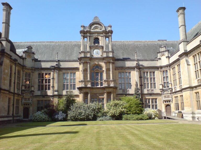 Oxford: Private City Tour & University Historical Highlights