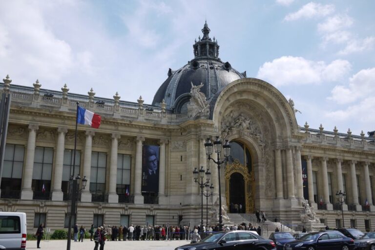 Paris Champs-Élysées 2-Hour Private Walking Tour