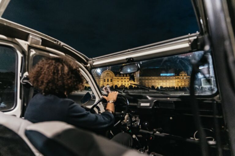 Paris: Discover Paris by Night in a Vintage Car With a Local