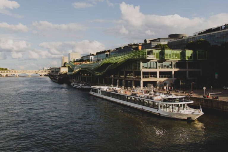 Paris: Gourmet Dinner Cruise on Seine River With Live Music