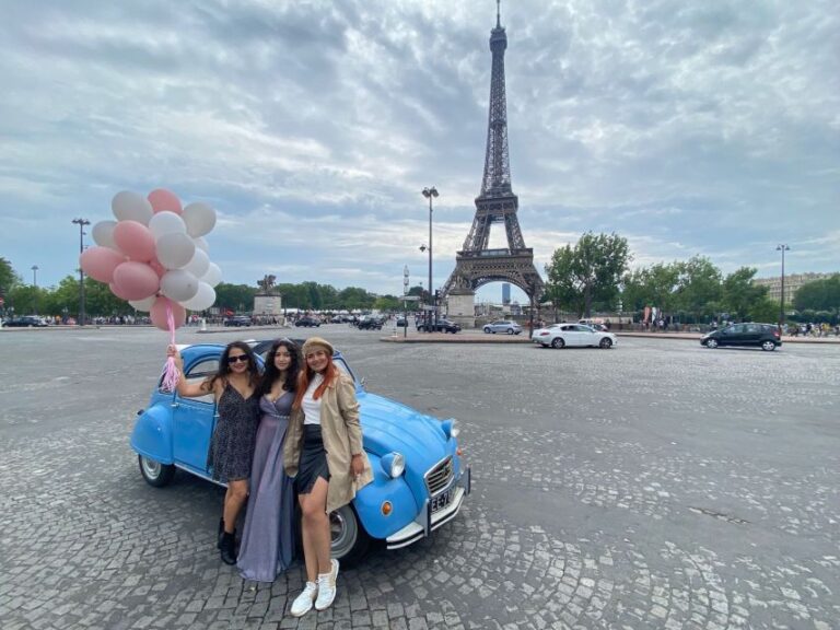 Paris: Guided City Highlights Tour in a Vintage French Car