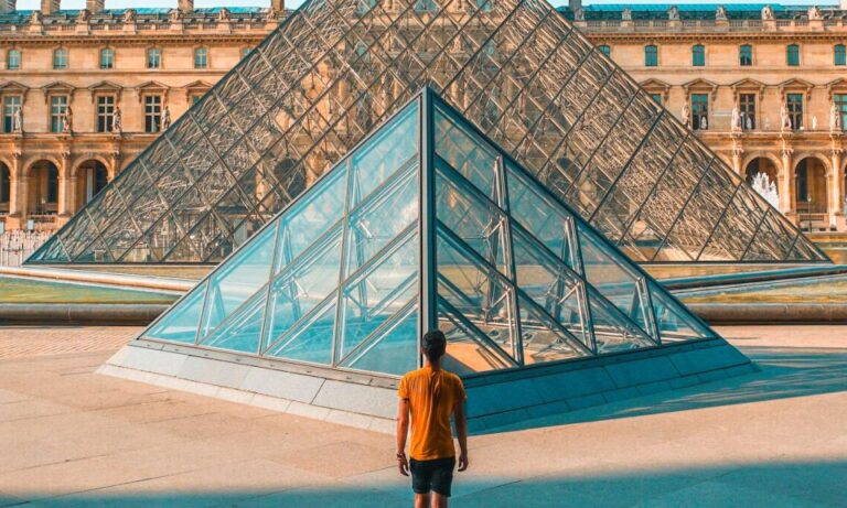 Paris: Louvre Museum Ticket and Bus Tour With Audio Guide
