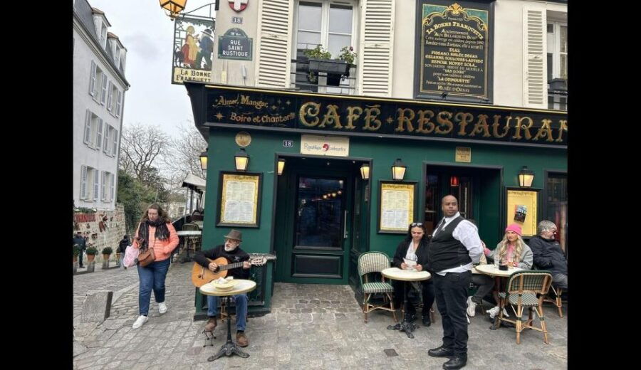 Paris: Montmartre and Sacré-Coeur Private Walking Tour