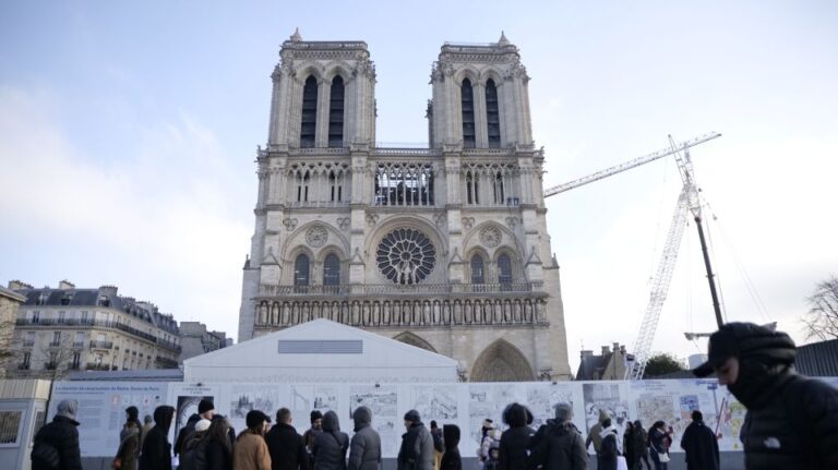 Paris: Notre Dame Exterior Tour With Crypt Entry