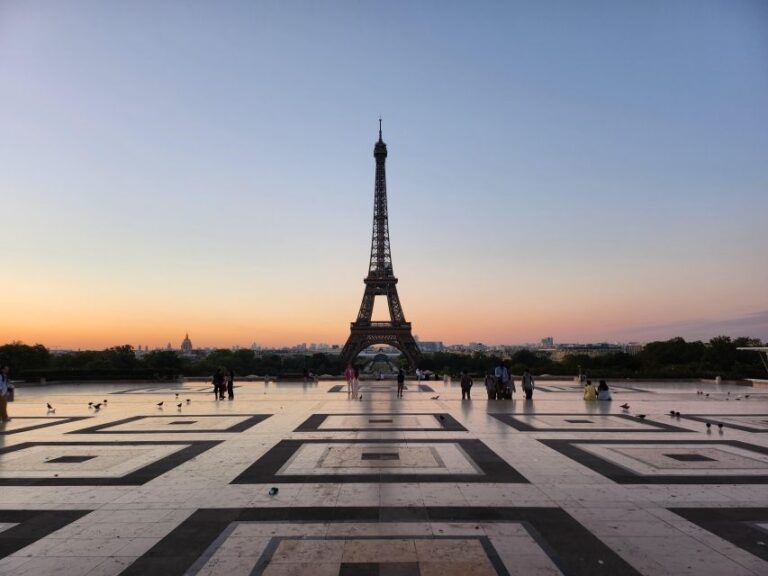 Paris: Paris Without People Guided Bike Tour at Sunrise