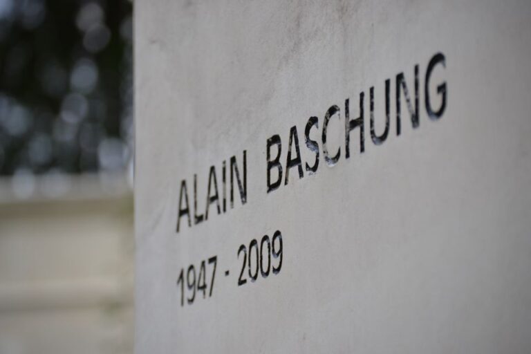 Paris: Pere Lachaise Cemetery Guided Tour in French