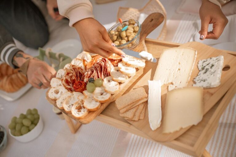 Paris: Picnic Experience in Front of the Eiffel Tower