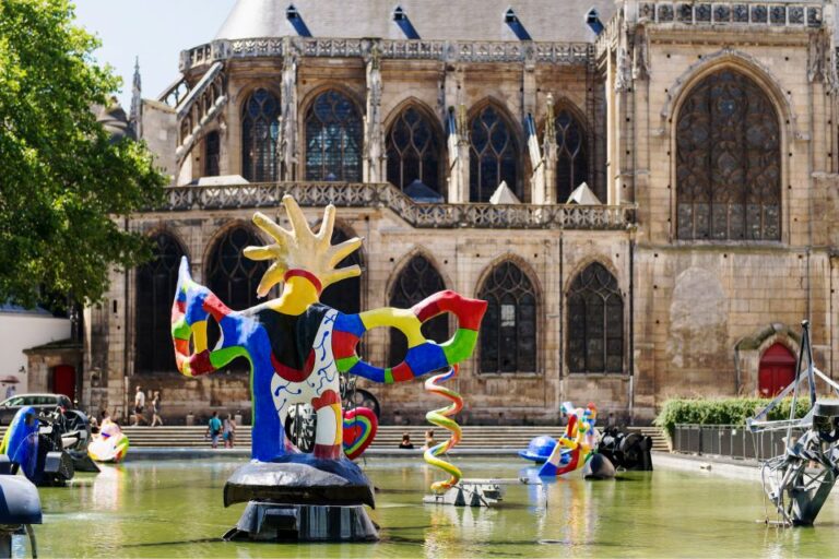 Paris: Private Museum and Highlights Tour for Families