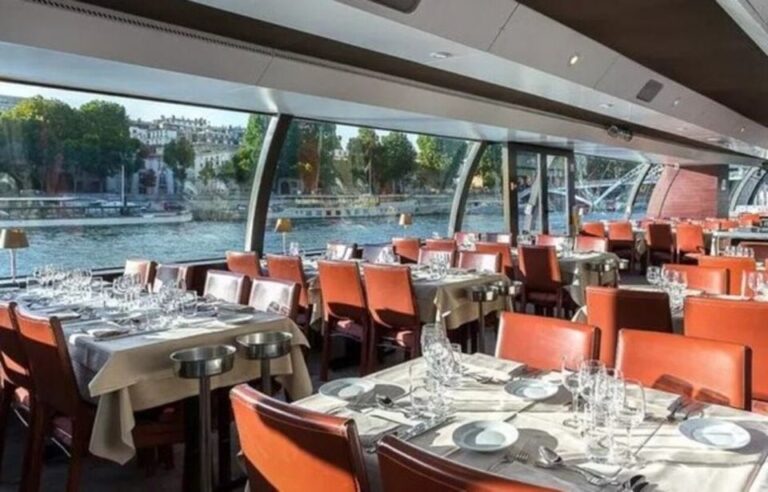 Paris: Seine River Champagne Dinner Cruise With Live Music