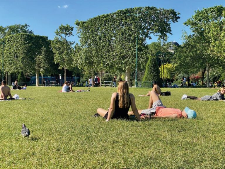 Paris: Smartphone Audio Walking Tour Around the Eiffel Tower