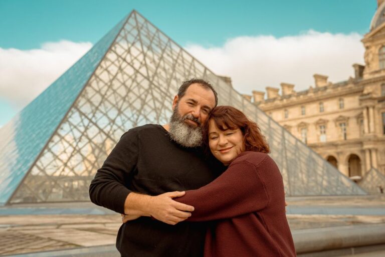 Paris: VIP Eiffel Tower & Louvre Photo Shoot