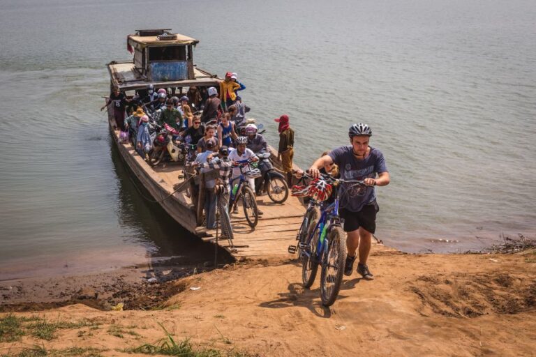 Phnom Penh: Mekong Islands & Silk Islands Guided Bike Tour