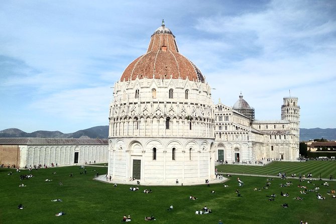 Pisa Guided Walking Tour in Miracoli Square