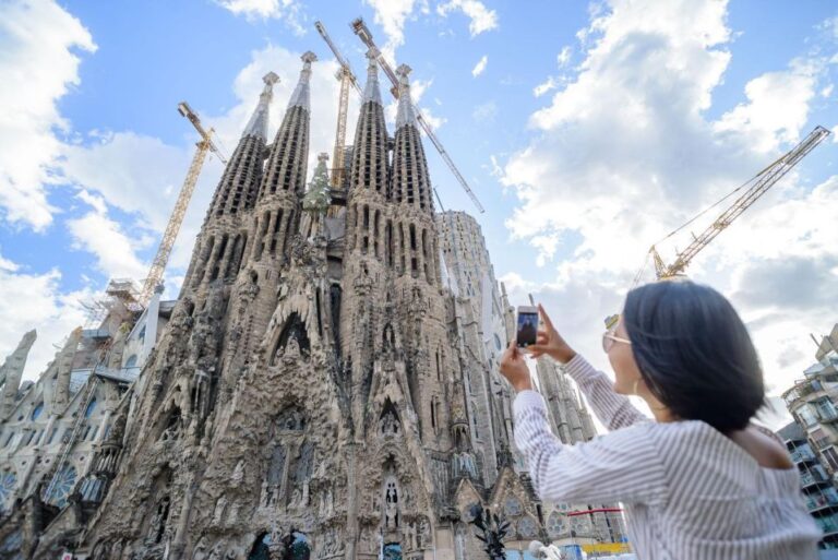 Private Barcelona Tour: Explore Gaudí and the Gothic Quarter