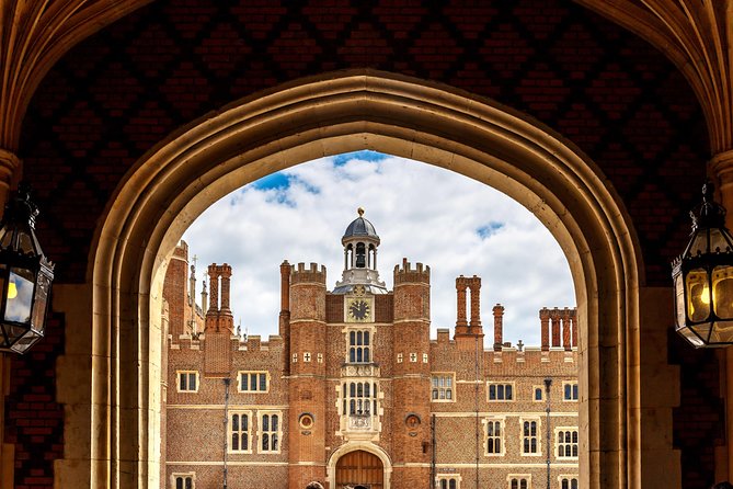 Private Hampton Court Palace Tour With Private Guide and Iconic London Taxi