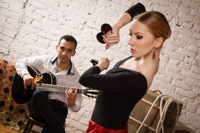 Private Night Route Through the Jewish Quarter of Seville and Flamenco Show.