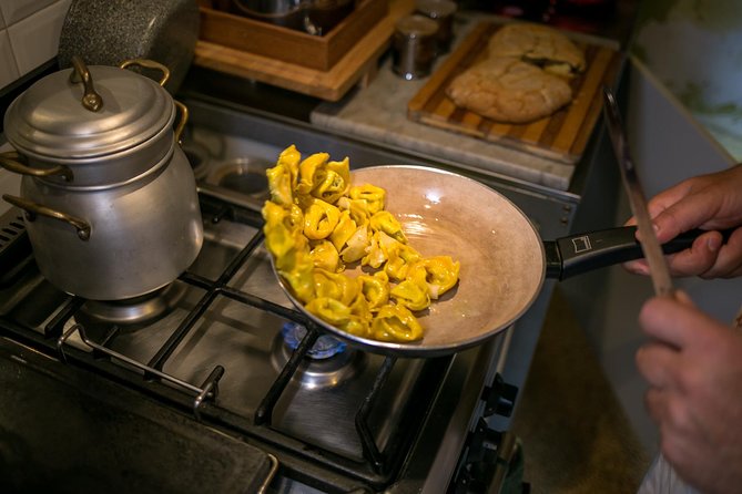 Private Pasta & Tiramisu Class at a Cesarinas Home With Tasting in Gubbio