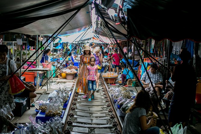 1 private tour maeklong railway market and damnoen saduak floating market Private Tour: Maeklong Railway Market and Damnoen Saduak Floating Market