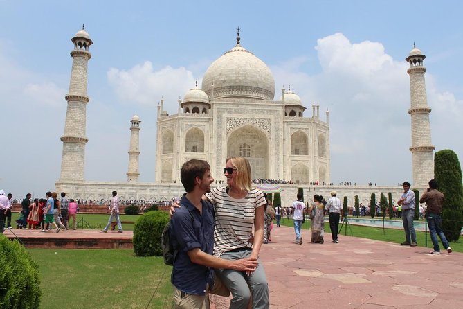 Private Trip to Taj Mahal With Front & Reverse View