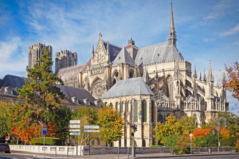 Reims: City Exploration Game and Tour