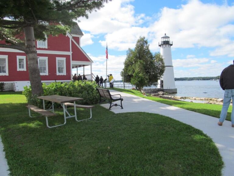 Rock Island Lighthouse Tour & Glass-Bottomed Boat Cruise