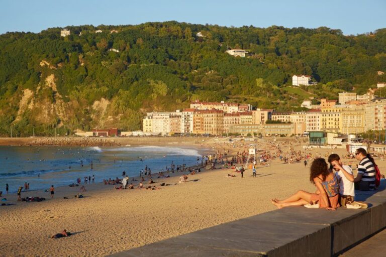 San Sebastian: Small Group Bike Tour