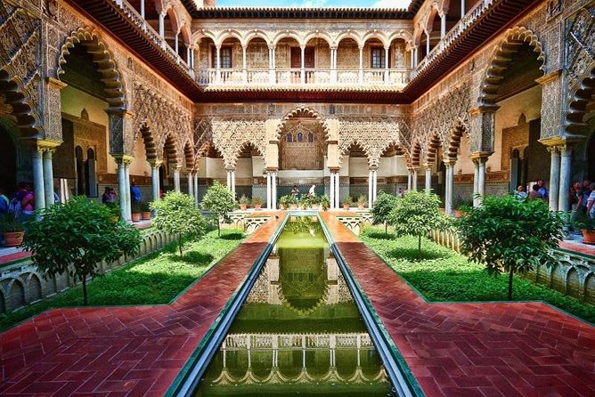 Santa Cruz Quarter and Alcazar Guided Day Tour in Seville