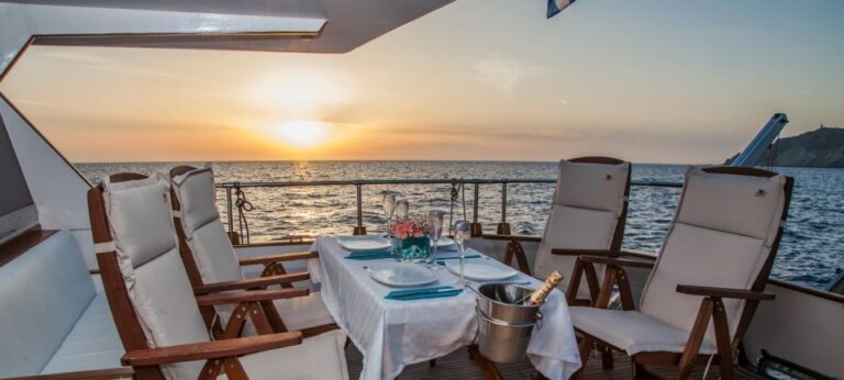 Santorini: Motor Yacht Private Cruise With 5-Course Meal