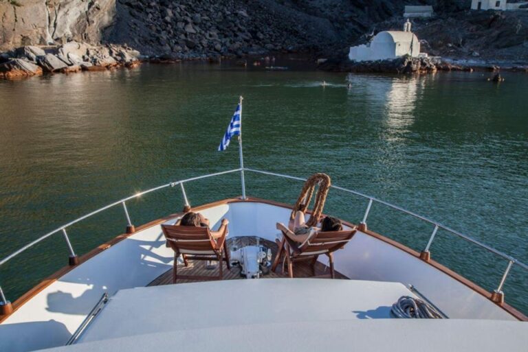 Santorini: Motor Yacht Sunset Cruise With 5-Course Dinner
