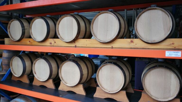 Sarina: Rum Distillery Guided Tour and Tasting
