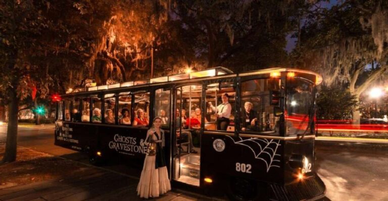 Savannah: Ghosts and Gravestones Tour With Low House Entry