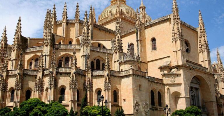 Segovia: Guided Walking Tour With Cathedral & Alcázar Entry
