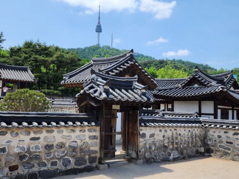 Seoul: Gyeongbok Palace, Bukchon Village, and Gwangjang Tour